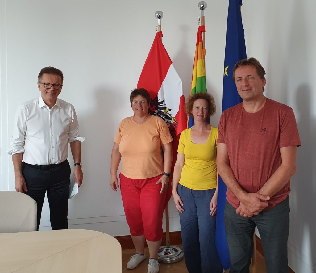 AUGE/UG-Vertreter*innen - mit Babyelefanten - bei BM Anschober. v.l.n.r.: BM Rudi Anschober, AUGE/UG Bundessprecherin Klaudia Paiha, Arbeitsrechts-Expertin Vera Koller, Vertreter des Sozial- und Gesundheitsbereichs BRVs Stefan Taibl